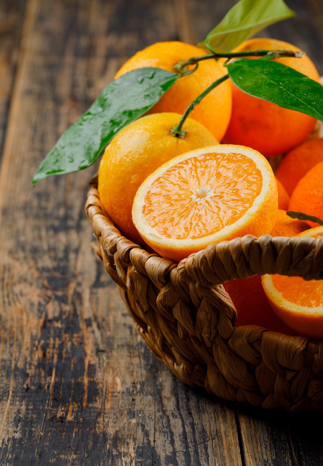 Schale mit Orangen und Zitronen auf dem Tisch